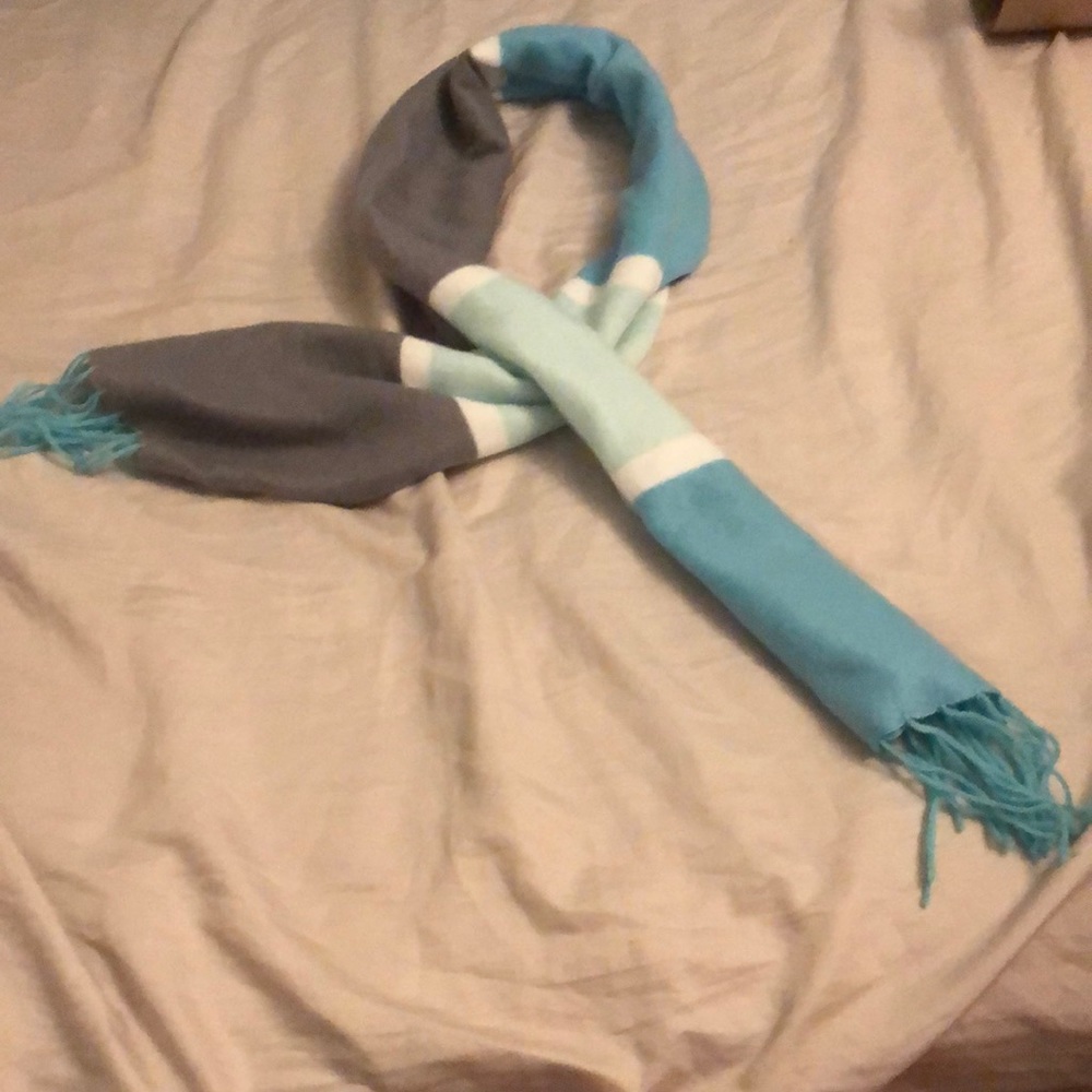 Scarf with tassels